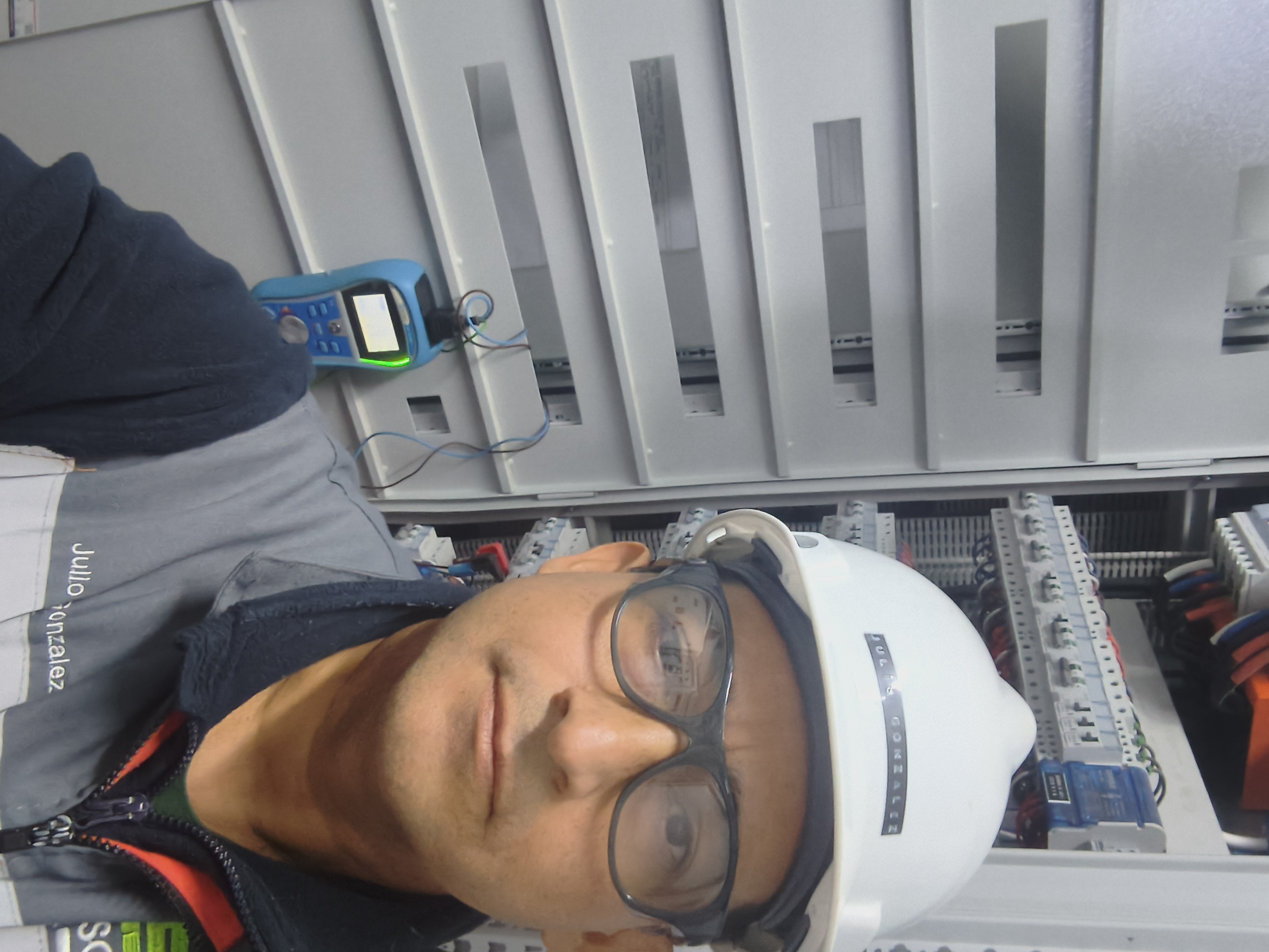 Julio González, ingeniero eléctrico JGV Ingeniería Eléctrica, realizando inspección de tablero eléctrico con EPP completo
